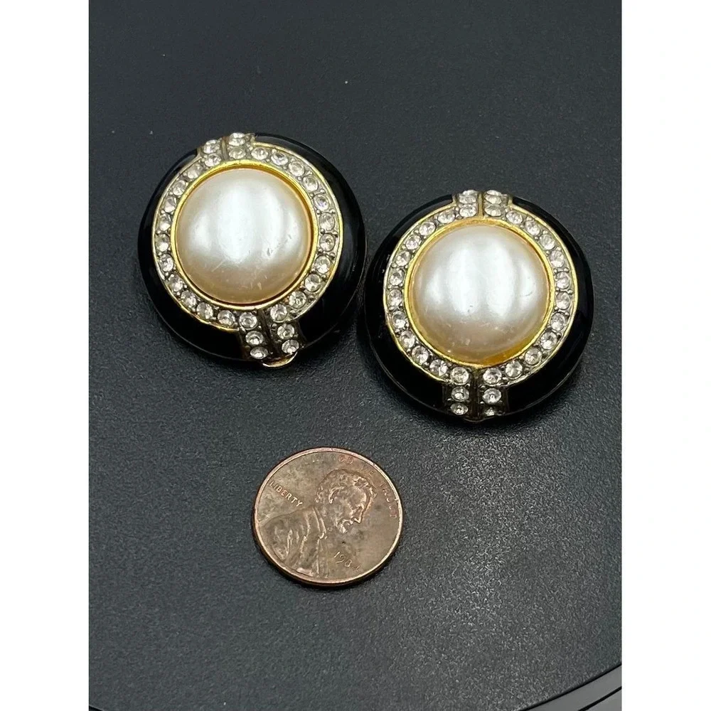 Kenneth Lane KJL Vinatge Pearl Rhinestone Black Enamel Gold Tone Clip on Earring - Picture 2 of 11